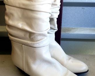 Italian womens white leather boots  size 61/2
$25
Please read terms and conditions of sale
boot 4
