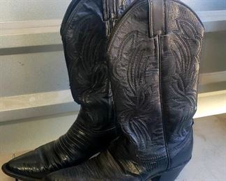 Womens tony lama black leather cowboy boots
$25  size 61/2
boot 9