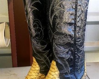 Womrns Snake skin boots tony lama  $45  size 6 m
boot 7