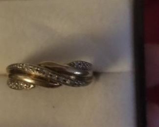 Gold 525  14k gold chip diamond ring  size 6 $140
PLEASE READ TERMS AND CONDITIONS
TEXT ONLY 626 676 4202
gold ring 1