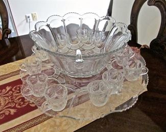 PUNCH BOWL, GREAT FOR PARTIES OR FILLED WITH ICE FOR COLD SEAFOOD PRESENTATION !!!!