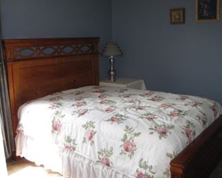 $250.00, Queen bedroom set vg  condition
