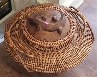 Basket with wooden lizard
