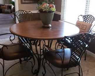 breakfast round table with chairs (4)  $750