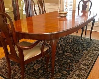 Thomasville Queen Anne Dining Table with 8 chairs (2 arm chairs + 6 side chairs), and also -2- 20” leaves, for a total possible table length of 108” !!!
