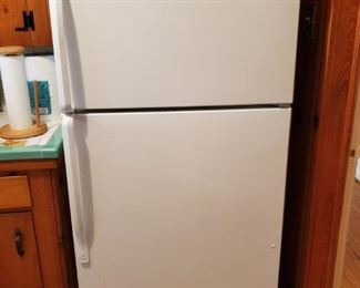 WORKING ROPER FRIDGE/FREEZER