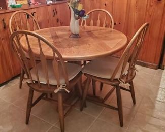 NICE WOOD BREAKFAST TABLE & 4 CHAIRS