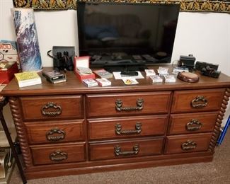 9 DRAWER WOOD DRESSER....WORKING FLATSCREEN