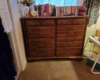 NICE SIZE 8 DRAWER VINTAGE CHEST OF DRAWERS