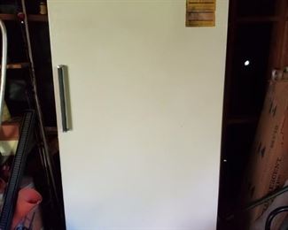 WORKING VINTAGE FRIDGEDAIRE FREEZER