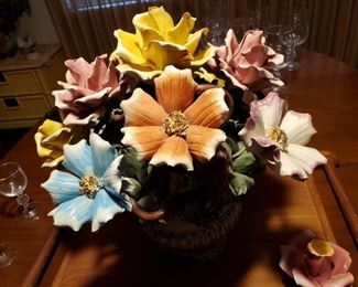 CAPODIMONTE  FLORAL ARRANGEMENT