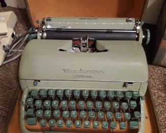 VINTAGE REMINGTON TYPEWRITER