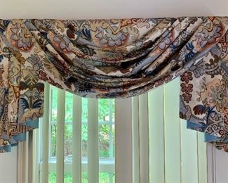 Item 19:  Custom made valance (2) - Window - 39.25" in picture is  - Valance is  - 45" :  $ 45                                                                                                    