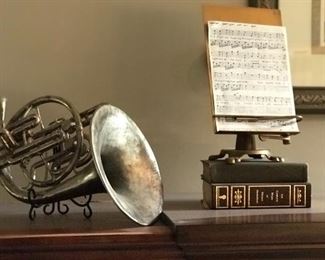 Faux French horn, Musical stand