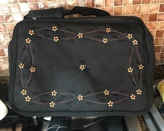Insulated food carrying tote