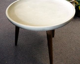 Peg Leg Accent Table With Concave Top, 18.5" x 24" Round