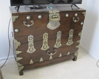 A fine Korean half chest. Circa 1850.