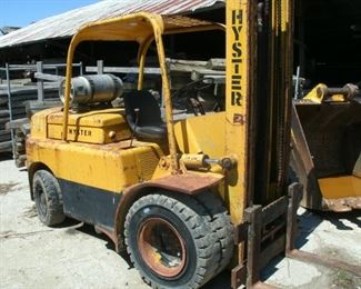 Hyster 12,000 lb fork lift- runs good