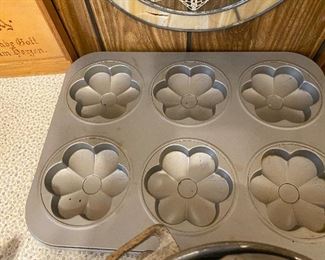 Vintage Muffin Flower Pan