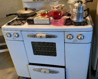 Vintage Tappan Porcelain Gas Stove/Oven/Broiler. GREAT CONDITION..for a Vintage Kitchen!!