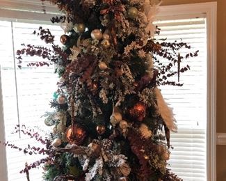 FULLY DECORATED CHRISTMAS TREE