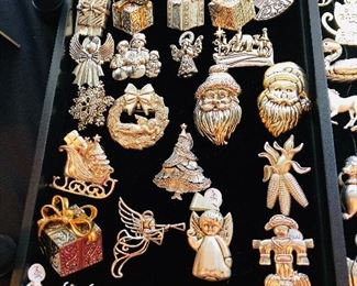 HOLIDAY PINS & PENDANTS