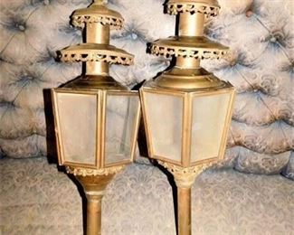 this set needs some resoldering on the right lamp