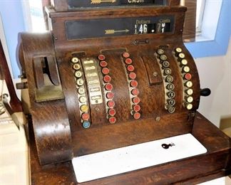 Wood grain is quartersawn; a fine example of early US registers.