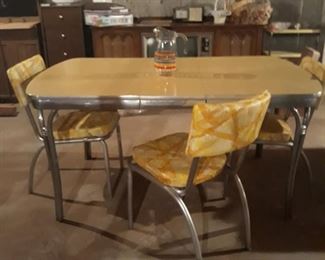 Vintage Chrome table with 4 chairs all in wonderful condition