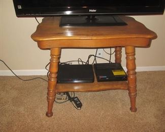 Table 32 x 21 x 28 high  $85.