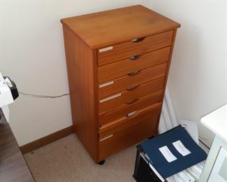 Smaller storage drawer chedt