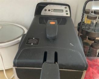 Lot 163- presto deep fryer $20 NOW $10