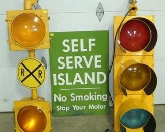 SERVICE ISLAND SIGN/WORKING STOPLIGHT 