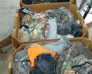 SIZE LARGE HUNTING CLOTHES 
