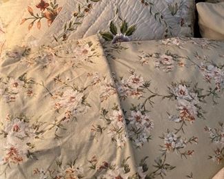 Waverly Queen Bedding/ Quilt, 2 Shams/ Throw Pillow, Pillow Cases