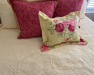 Bed linen, decorative pillows
