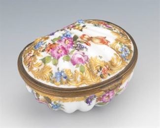 Meissen Rococo Style Porcelain and dOre Bronze Shell Vanity Box, ca. 19th Century 