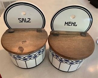 Salz and Mehl Wall containers