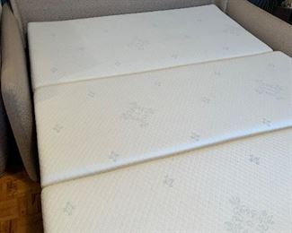 Sofa Sleeper love seat in excellent/like new conditon 