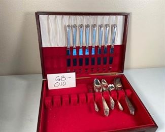 Rogers Bro Reinforced Plate Utensils with Wooden Box