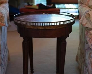 Round Accent Table w/Gallery Trim