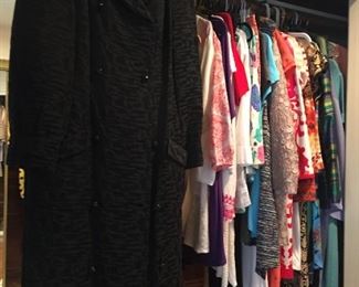 Gorgeous selection of women's dresses, coats, scarves and more. Size S-M, 8-10.