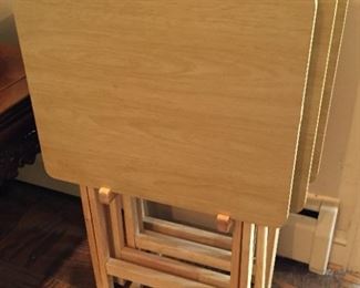 Set of tray tables.
