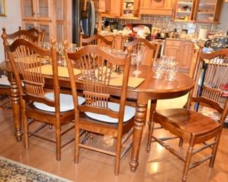 beautiful Dining room table with a leaf, 6 chairs and a spare ; )