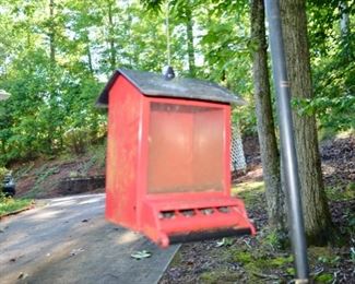 squirrel resistant bird feeder