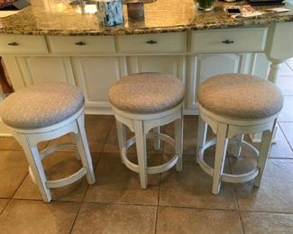 Item: Set of 3 Liberty Magnolia Manor upholstered low stools
Condition:  Like New
Measurements:  17w x 17d x 25h
Description:  

Price:  $200 for set
