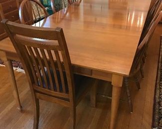 Gorgeous dining room table w/8 chairs