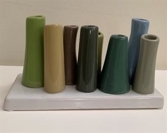 Small ceramic sculpture bud vase. MEASUREMENTS: 3 3/4"H x 7 1/4"W. $5