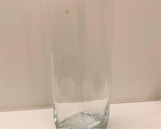 Large glass vase. MEASUREMENTS: 14"H. $10