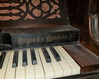 Organ Co. Mendota, Ill label close up